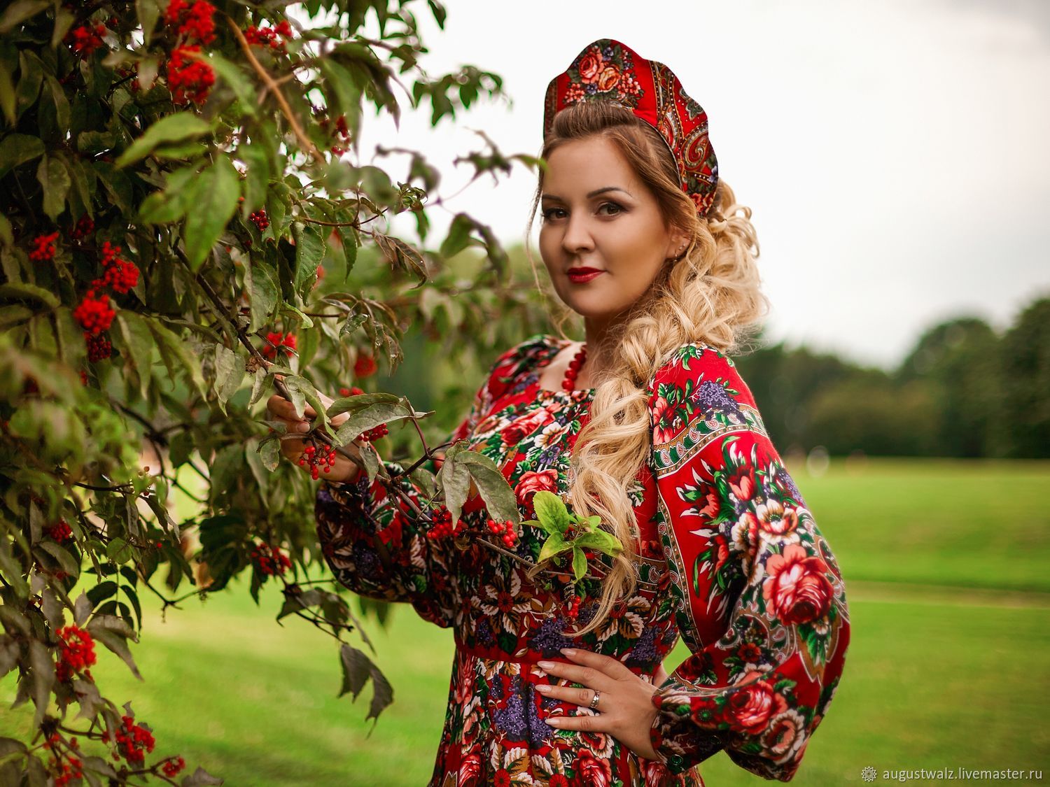 Women in Slavic costumes in Kerbela