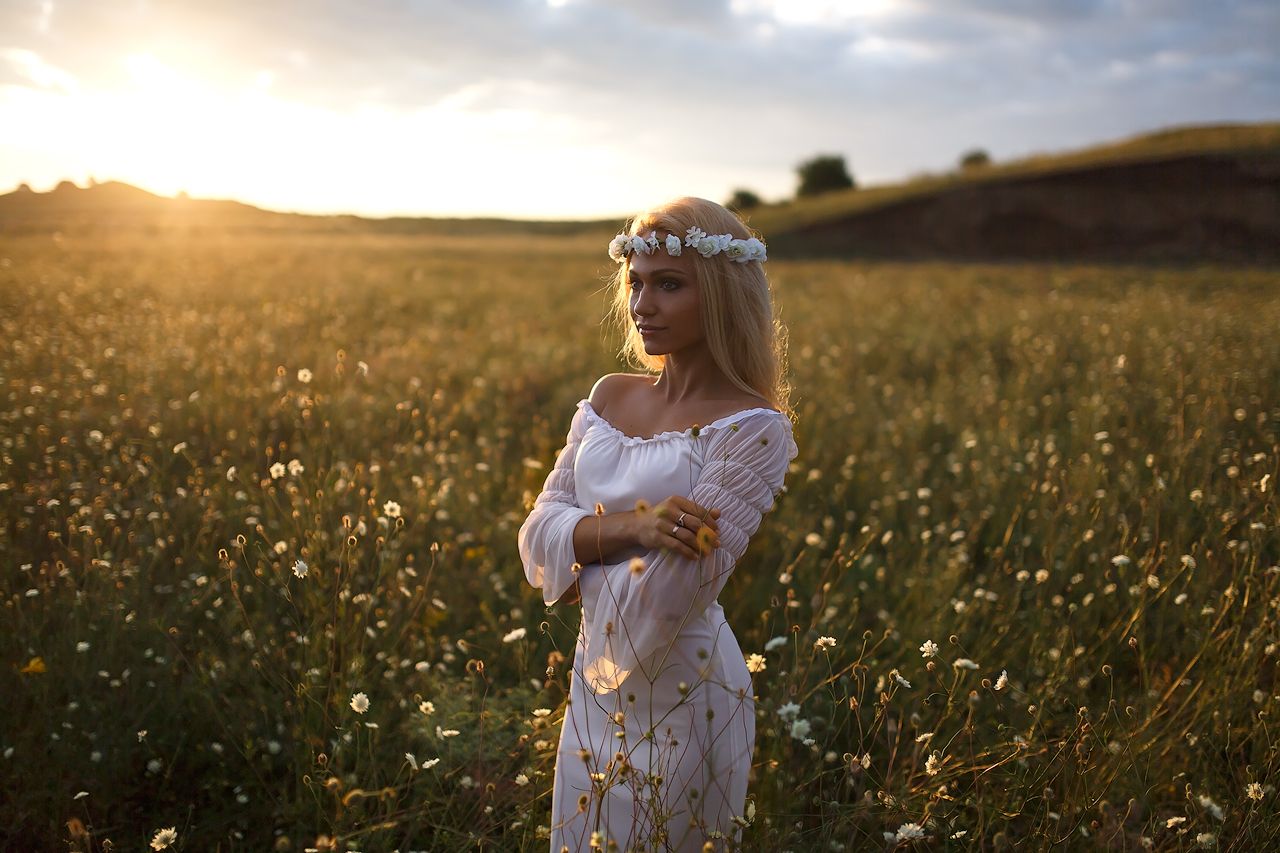 Girls in Slavic costumes in Kerbela