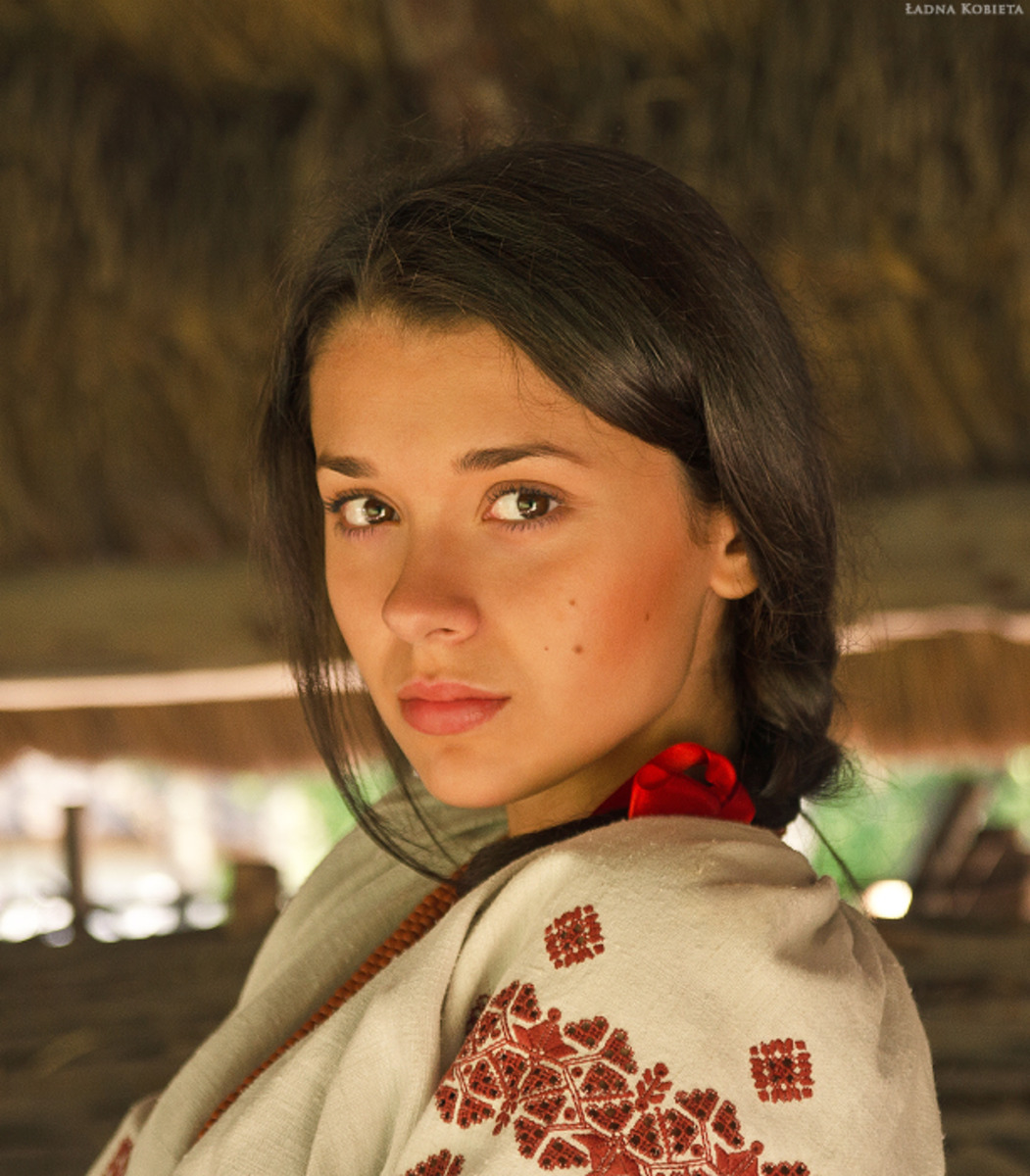 Girls in Slavic costumes in Kerbela