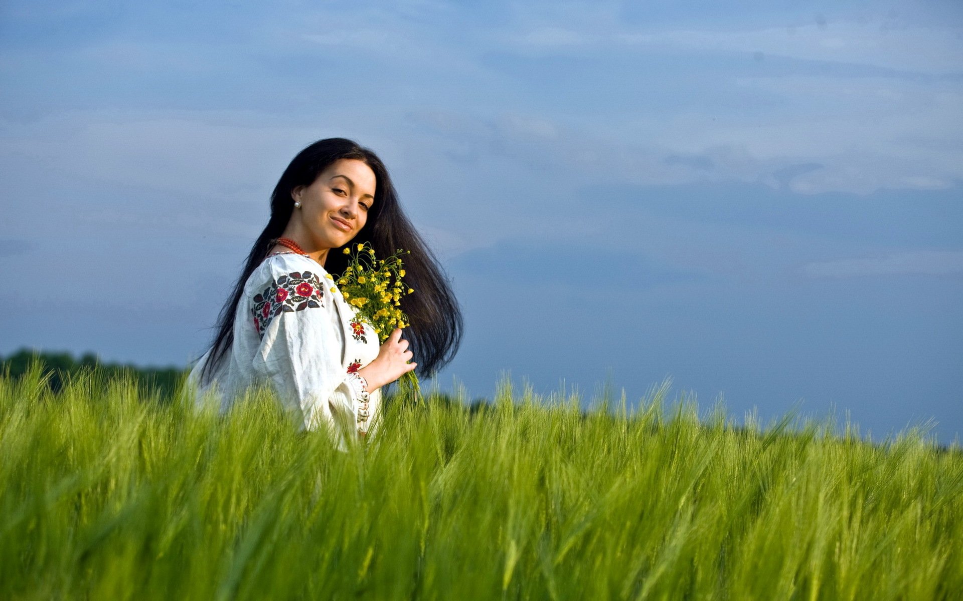 Girls in Slavic costumes in Kerbela
