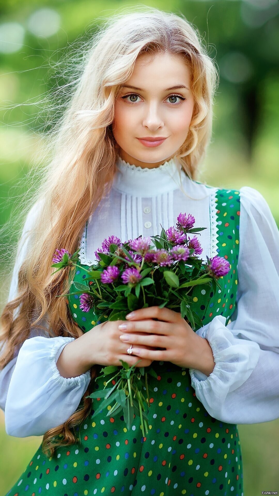 Girls in Slavic costumes in Kerbela